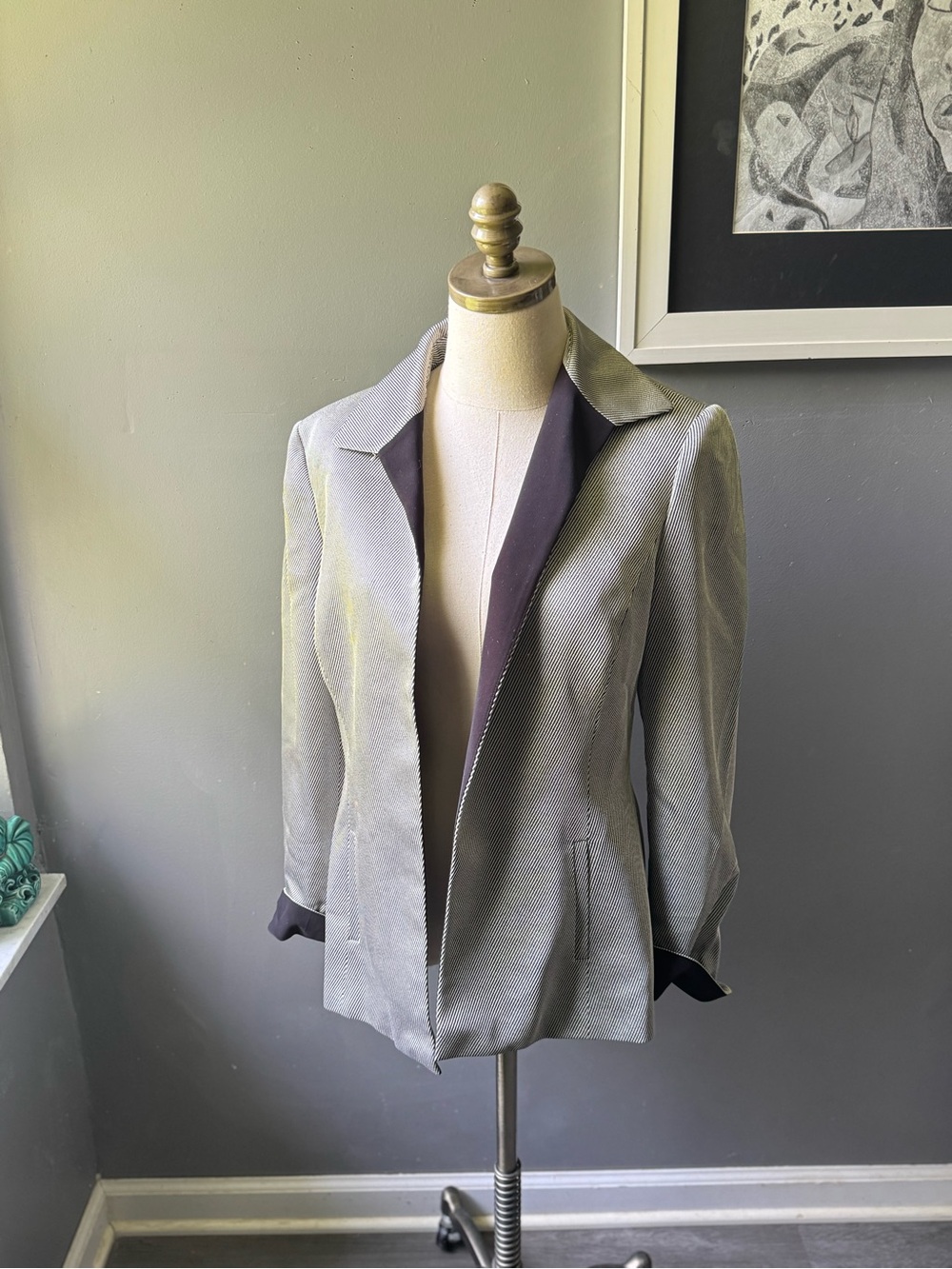 Tahari Women’s White and Black Pinstripe Open Blazer Jacket Size 10